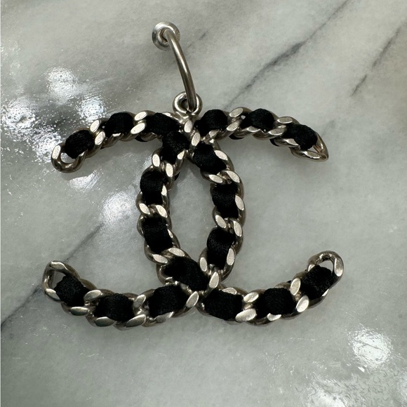 CHANEL Lambskin
CC Drop Earrings in Black and Silver - Picture 2 of 7